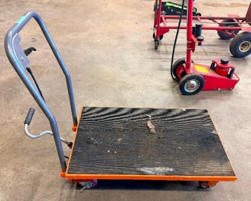 1,100 LB. CAPACITY MANUAL HYDRAULIC LIFT TABLE CART WITH STEEL PLATFORM, NON-SLIP RUBBER DECK SURFACE, FOOT-OPERATED HYDRAULIC PUMP, MANUAL LOWERING CONTROL, PUSH HANDLE, AND FOUR SWIVEL CASTERS.