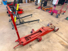HEAVY DUTY LONG FRAME HYDRAULIC FLOOR JACK WITH MANUAL PUMP HANDLE, STEEL LIFTING SADDLE, DUAL FRONT STEEL WHEELS, AND REAR SWIVEL CASTERS. - 2