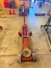 HEAVY DUTY LONG FRAME HYDRAULIC FLOOR JACK WITH MANUAL PUMP HANDLE, STEEL LIFTING SADDLE, DUAL FRONT STEEL WHEELS, AND REAR SWIVEL CASTERS. - 4