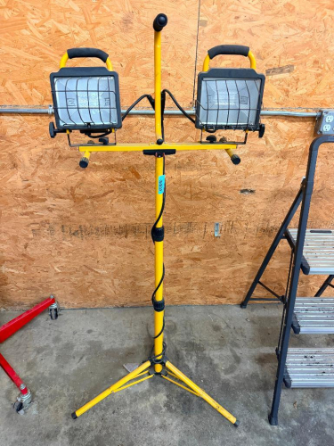 TWO GROUP WORK LIGHT W/ TRIPOD STAND.
