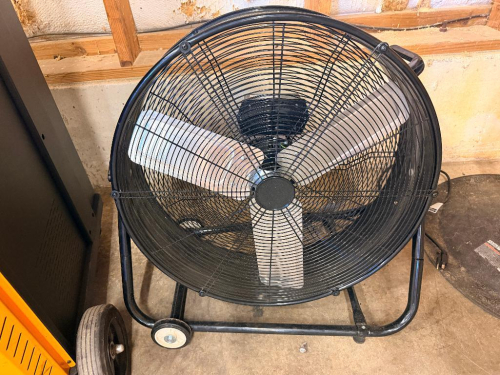 24" INDUSTRIAL FLOOR FAN WITH THREE METAL BLADES, CIRCULAR WIRE SAFETY GUARD, THREE-SPEED MOTOR, ADJUSTABLE TILT HEAD AND TUBULAR STEEL FRAME WITH WHEELS.