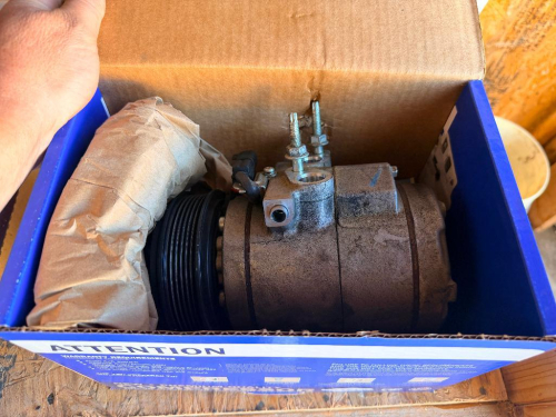MURRAY CLIMATE CONTROL AUTOMOTIVE AIR CONDITIONING COMPRESSOR WITH MULTI-GROOVE BELT PULLEY, ELECTROMAGNETIC CLUTCH ASSEMBLY AND REFRIGERANT CONNECTION PORTS. ( USED )