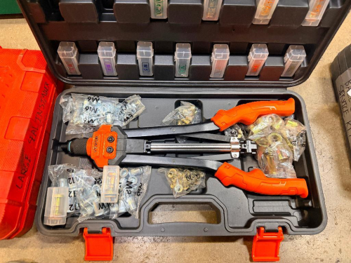 HEAVY DUTY HAND RIVET NUT TOOL KIT WITH LONG HANDLES, INTERCHANGEABLE MANDRELS, ASSORTED THREADED RIVET NUT INSERTS AND MOLDED PLASTIC CARRYING CASE.