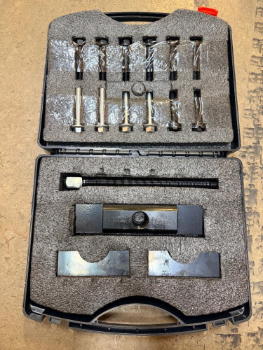 HEAVY-DUTY BEARING SEPARATOR AND PULLER SET WITH THREADED FORCING SCREW, CROSSBAR, ASSORTED PULLER BOLTS, SEPARATOR PLATES AND MOLDED PLASTIC CARRYING CASE.