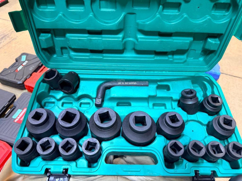 HEAVY-DUTY METRIC IMPACT SOCKET SET WITH ASSORTED DEEP IMPACT SOCKETS, 3/4" DRIVE L-SHAPED HANDLE AND MOLDED PLASTIC CARRYING CASE.