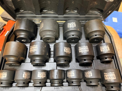 TECOTEK 16-PIECE SAE HEAVY-DUTY IMPACT SOCKET SET WITH ASSORTED SHALLOW IMPACT SOCKETS AND MOLDED PLASTIC CARRYING CASE.