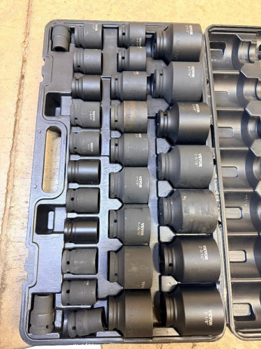 VEVOR 29-PIECE HEAVY-DUTY IMPACT SOCKET SET WITH ASSORTED DEEP-WELL AND STANDARD IMPACT SOCKETS, 6-POINT DESIGN, AND MOLDED PLASTIC CARRYING CASE.