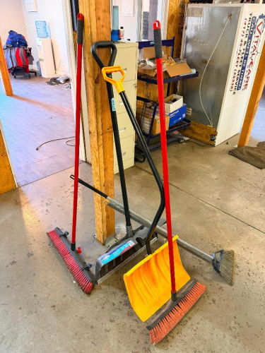 (1) LOT OF LONG HANDLE CLEANING SUPPLIES.