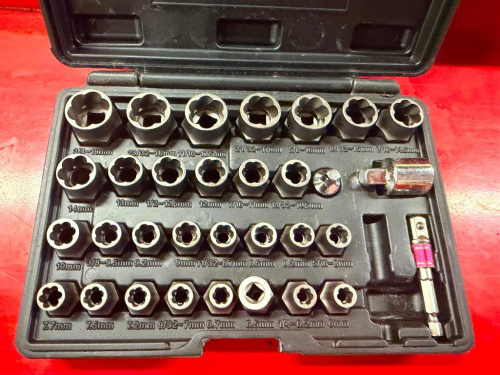 30-PIECE METRIC AND SAE TWIST SOCKET SET WITH SPIRAL FLUTED BOLT AND NUT EXTRACTOR SOCKETS, DRIVE ADAPTERS, AND MOLDED PLASTIC CARRYING CASE.