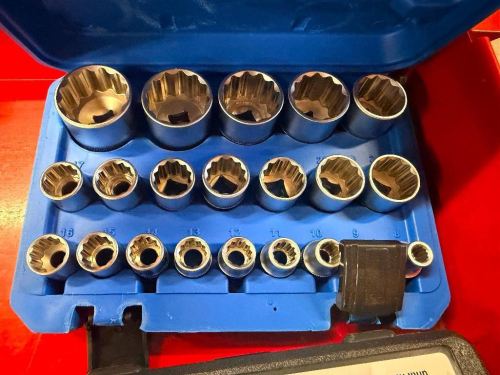 20-PIECE METRIC 12-POINT SOCKET SET WITH ASSORTED SHALLOW SOCKETS AND MOLDED PLASTIC CARRYING CASE.