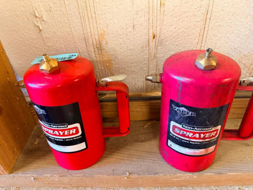 (2) VAPER NON-AEROSOL REFILLABLE SPRAYERS WITH RED METAL CANISTERS, BRASS AIR VALVES, SPRAY NOZZLES, TRIGGER CONTROLS, AND SIDE HANDLES.