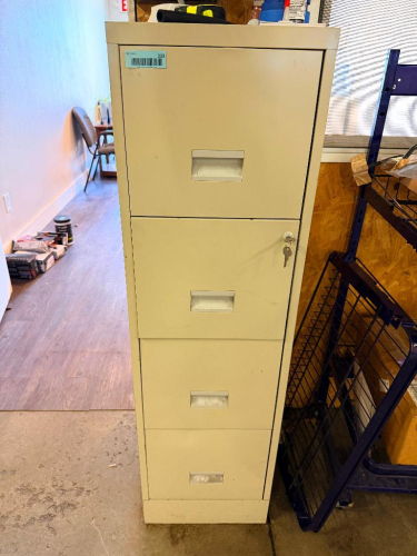 FOUR DRAWER METAL FILE CABINET.
