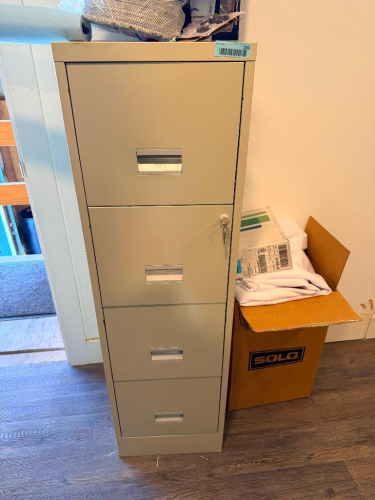 FOUR DRAWER METAL FILE CABINET.