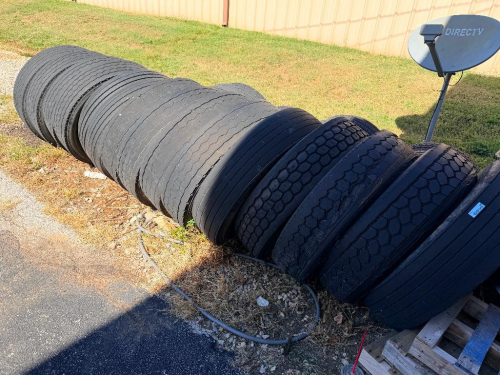 (11) ASSORTED USED COMMERCIAL TRUCK AND TRAILER TIRES WITH MIXED HIGHWAY RIB AND LUG TREAD PATTERNS. INCLUDES ASSORTED STEER, DRIVE, AND TRAILER TIRES. SOLD AS ONE LOT.