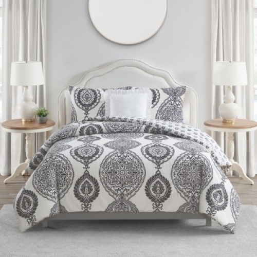 DESCRIPTION: (1) COMFORTER SET INFORMATION: BLACK AND WHITE RETAIL$: $60.00 SIZE: FULL/QUEEN QTY: 1