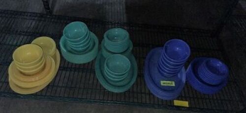 (1) LOT OF ASSORTED YELLOW, GREEN, AND BLUE PLASTIC SERVING PLATES AND BOWLS