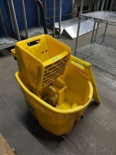 MOP BUCKET AND WRINGER