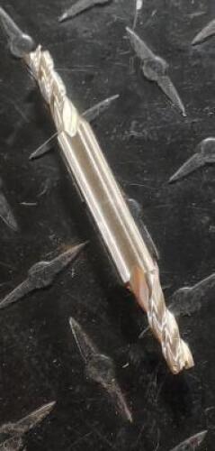 DESCRIPTION: (1) HSS DOUBLE END 4 FLUTE END MILL BRAND/MODEL: NIAGARA N45079 RETAIL$: 54.84 EA SIZE: 15/64" DIA 5/8" LOC 3/8" SHANK QTY: 1