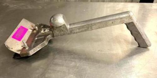 DESCRIPTION: GRILL SCRAPER QTY: 1