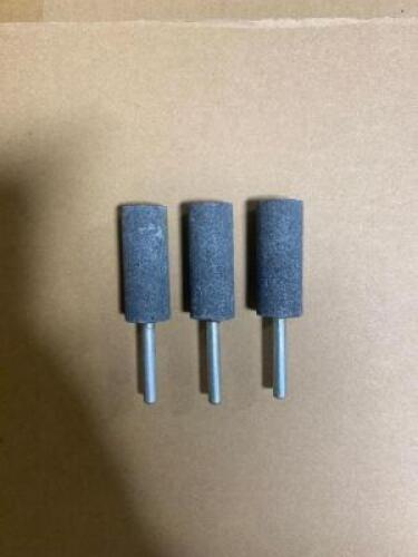 DESCRIPTION: (3) PACKS OF (25) CRYSTOLON MOUNTED WHEEL BRAND/MODEL: NORTON/66253376268 INFORMATION: TREAT-WAX FULL/GRAY RETAIL$: 23.99 PER PK OF 25 SI