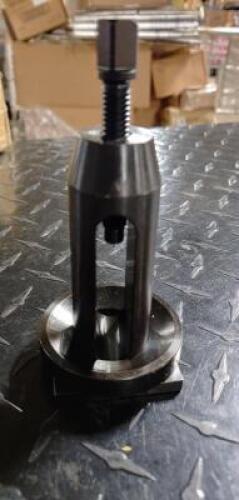 DESCRIPTION: (1) ROCKER TOOL POST BRAND/MODEL: VALUE COLLECTION 00231159 RETAIL$: 71.59 SIZE: 12" AND UNDER LATHE SWING QTY: 1