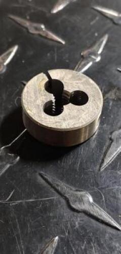 DESCRIPTION: (2) HSS ROUND ADJUSTABLE DIE BRAND/MODEL: INTERSTATE 314-1140 RETAIL$: $ 25.30 EA SIZE: 1/4-20 UNC QTY: 2