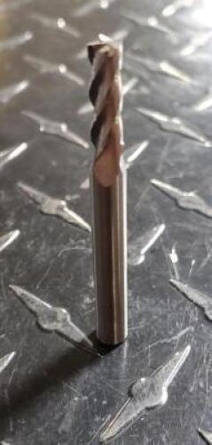 DESCRIPTION: (1) SOLID CARBIDE SQ. END MILL BRAND/MODEL: KENNAMETAL HEC203S4 RETAIL$: 60.86 SIZE: 13/64" DIA 1/4" SD 5/8" LOC QTY: 1