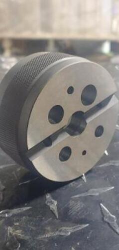 DESCRIPTION: (1) 1 PIECE BENCH BLOCK BRAND/MODEL: STARRETT 50559 RETAIL$: 148.53 SIZE: 3" W 1-1/2" H 1/8-5/8" TAPPED HOLE QTY: 1