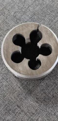 DESCRIPTION: (1) HSS ROUND ADJUSTABLE DIE BRAND/MODEL: INTERSTATE 93776549 RETAIL$: $83.86 SIZE: 3/4-16 UNF QTY: 1