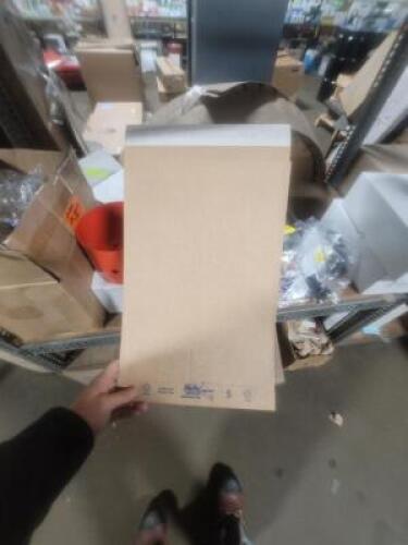 DESCRIPTION: (1) CASE OF (250) UTILITY SHIPPER NATURAL LINERBOARD BRAND/MODEL: HEFTY EXPRESS SIZE: 10.5X16 QTY: 1
