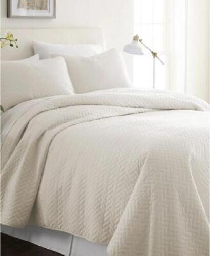 PREMIUM ULTRA SOFT HERRING PATTERN QUILTED COVERLET SET IN IVORY