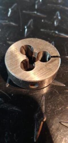 DESCRIPTION: (1) HSS ROUND ADJUSTABLE DIE BRAND/MODEL: MADE IN USA 03694098 RETAIL$: 73.84 SIZE: 5/16-18 UNC QTY: 1