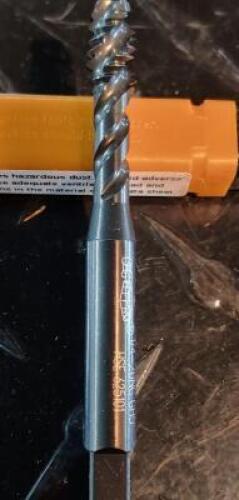 DESCRIPTION: (4) VANDIUM HSS MODIFIED BOTTOMING SPIRAL FLUTE TAP BRAND/MODEL: OSG 2940001 RETAIL$: $ 26.35 EA SIZE: 1/4-20 UNC QTY: 4