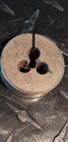 DESCRIPTION: (1) HSS ROUND ADJUSTABLE DIE BRAND/MODEL: MADE IN USA 03694064 RETAIL$: 70.9 SIZE: 1/4-28 UNF QTY: 1