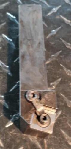 DESCRIPTION: (1) NEGETIVE SQ. TOOLHOLDER BRAND/MODEL: DORIAN MSRNR85-6D RETAIL$: 114.76 SIZE: 1-1/2/" SQ. SHANK QTY: 1