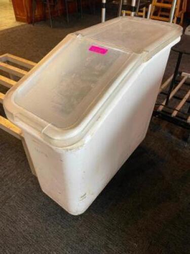 DESCRIPTION: 15 GALLON ROLL ABOUT INGREDIENTS BIN W/ LID BRAND / MODEL: RUBBERMAID LOCATION: SEATING QTY: 1