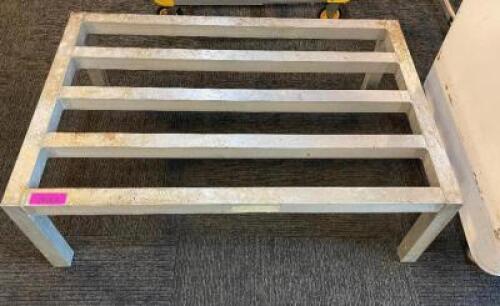 DESCRIPTION: 30" X 20" ALUMINUM DUNNAGE RACK LOCATION: SEATING QTY: 1