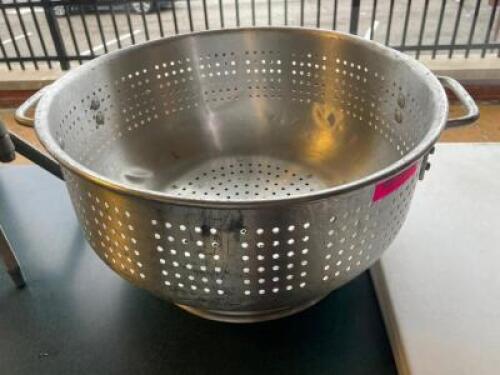 DESCRIPTION: 16" STAINLESS COLANDER SIZE 16" LOCATION: SEATING QTY: 1
