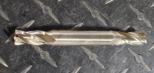DESCRIPTION: (1) SOLID CARBIDE DOUBLE END SQ. END MILL BRAND/MODEL: YG-1 35V162 RETAIL$: 120.88 SIZE: 7/16" MILING DIA QTY: 1