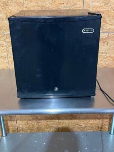 DESCRIPTION: WHYNTER 1.1 CU FT MINI FRIDGE BRAND / MODEL: WHYNTER LOCATION: 7 QTY: 1