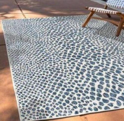 DESCRIPTION: (1) ABSTRACT AREA RUG BRAND/MODEL: JILL ZARIN/JZ0C2 INFORMATION: BLUE & WHITE/STOCK IMAGE NOT REFLECTIVE OF ACTUAL SIZE RETAIL$: $29.99 S