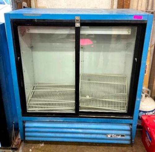 DESCRIPTION: 2-DOOR SLIDING GLASS DOOR MERCHANDISER REFRIGERATOR BRAND/MODEL: TRUE GDM-41SL-54 SIZE: 47"X31"X54" QTY: 1