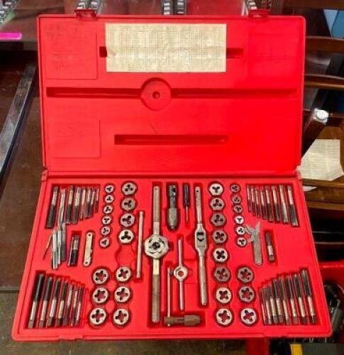 DESCRIPTION: 78PC MACHINE SCREW SAE AND METRIC TAP AND DIE THREADING SET BRAND/MODEL: MATCO TOOLS QTY: 1