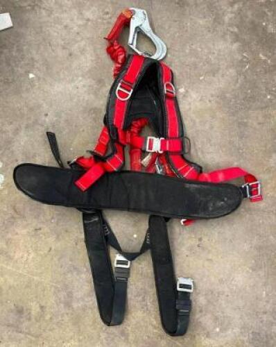 DESCRIPTION: SAF-T-CLIMB BODY HARNESS BRAND/MODEL: NORTH SIZE: MD/LG QTY: 1