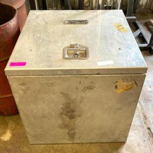 DESCRIPTION: TRUCK TOOL BOX BRAND/MODEL: PRO TECH SIZE: 24"X24"X24" QTY: 1