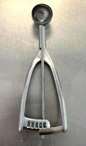DESCRIPTION: (6) #100 ROUND STAINLESS SQUEEZE HANDLE DISHER (NEW) BRAND/MODEL: VOLLRATH 47161 QTY: 6
