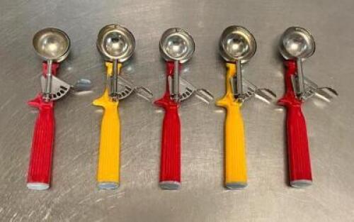 DESCRIPTION: (5) ASSORTED SIZED DISHERS BRAND/MODEL: VOLLRATH QTY: 5