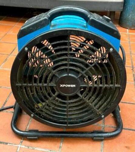 PROFESSIONAL AXIAL FAN WITH POWER OUTLETS