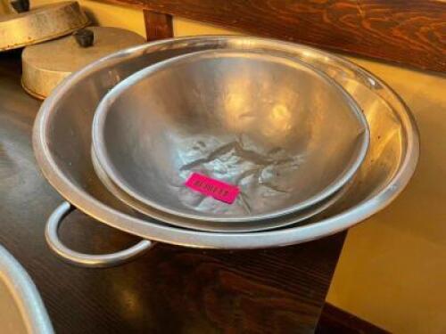 (2) COLANDERS AND (2) MIXING BOWLS.