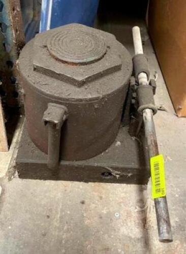 DESCRIPTION: 10,000 LB. CAPACITY BOTTLE JACK LOCATION: WAREHOUSE LOCATION: 6249 LORENS LN. CEDAR HILL, MO 63016 QTY: 1
